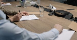 Négociation d'un contrat autour d'une table de réunion