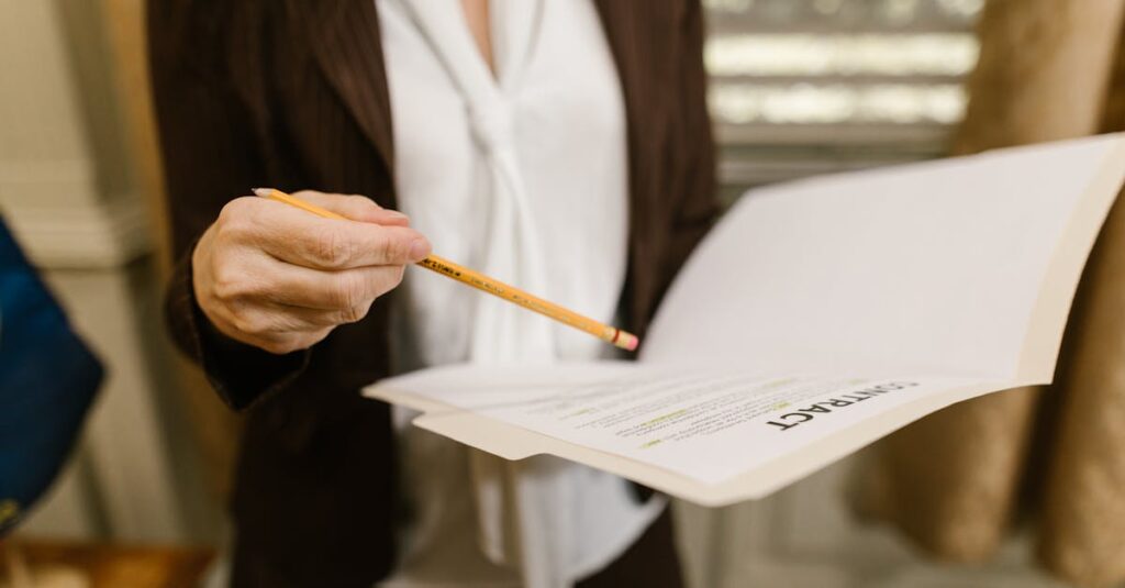 Relecture d'un contrat, stylo à la main