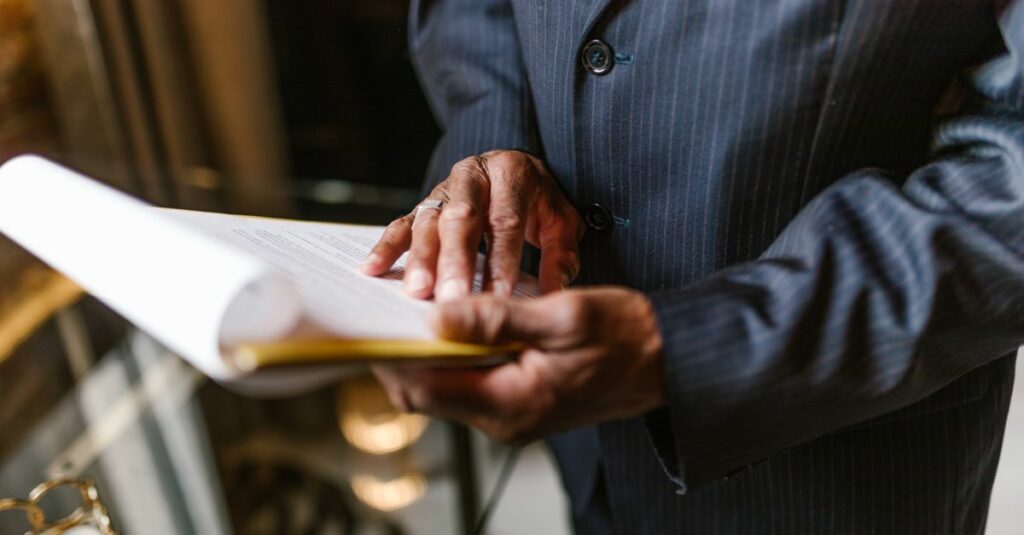 Homme en costume consultant des documents