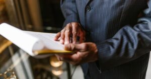 Homme en costume consultant des documents