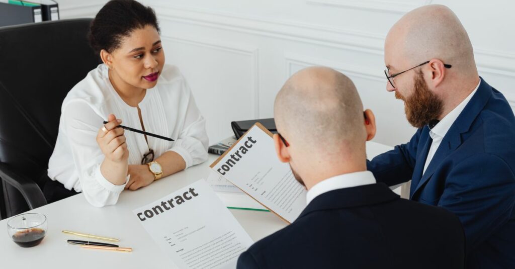 Rendez-vous de discussion d'un contrat autour d'un bureau