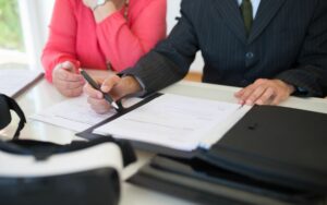 Signature d'un contrat sur une table